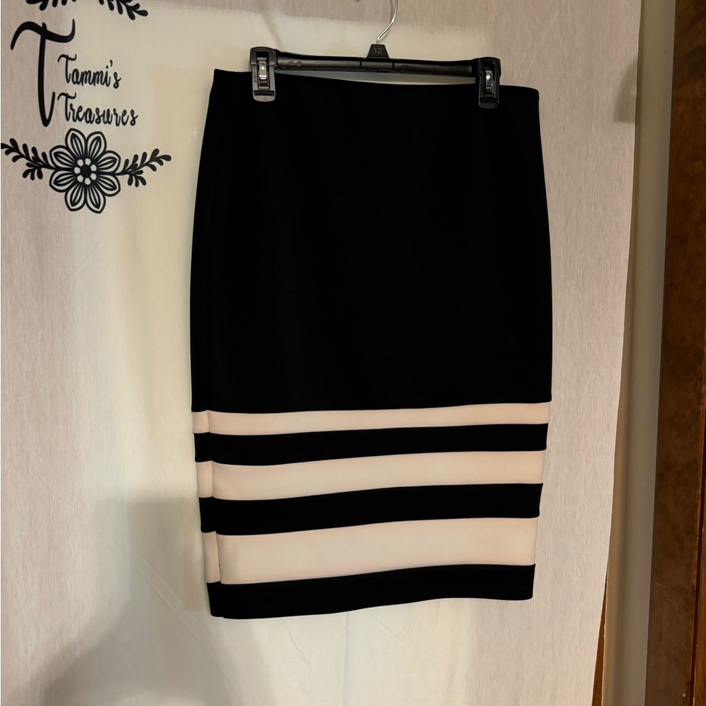 Women’s Black Pull On Pencil Skirt with White Stripes Size  Large (Apt. 9 Brand)